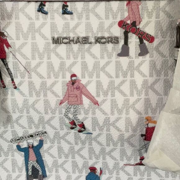 MICHAEL KORS NWT CARRY ALL JET SET TRAVEL TOTE BAG CROSSBODY SKIING THEME - Picture 6 of 7